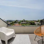 Sunny One Bedroom Διαμέρισμα *