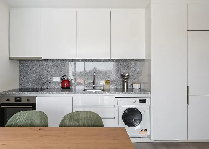 Sunny One Bedroom דירה