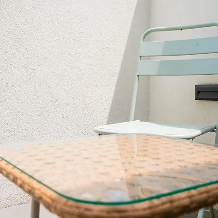 Sunny One Bedroom 아파트
