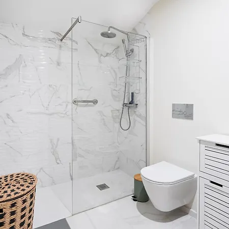 Sunny One Bedroom 아파트 *